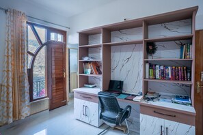 Interior - A modern and independent house Near Shimla. Sunset view (Kandaghat)