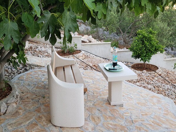 المنطقة المحيطة بالمنشأة