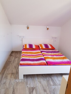 3 bedrooms, iron/ironing board, internet, bed sheets