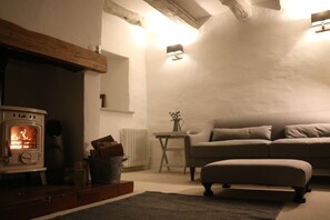 Smart TV, DVD player, video library, stereo - Beautiful countryside retreat with hot tub in private garden (Beaworthy)