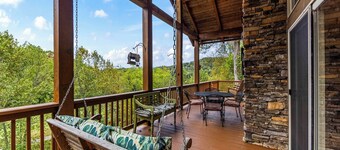 Luxury Condo w/ Mountain View, Full Kitchen, W&D, Garage and No Steps to get in!