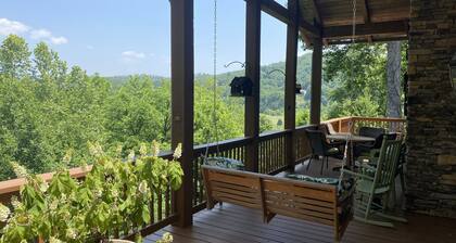 Luxury Condo w/ Mountain View, Full Kitchen, W&D, Garage and No Steps to get in!
