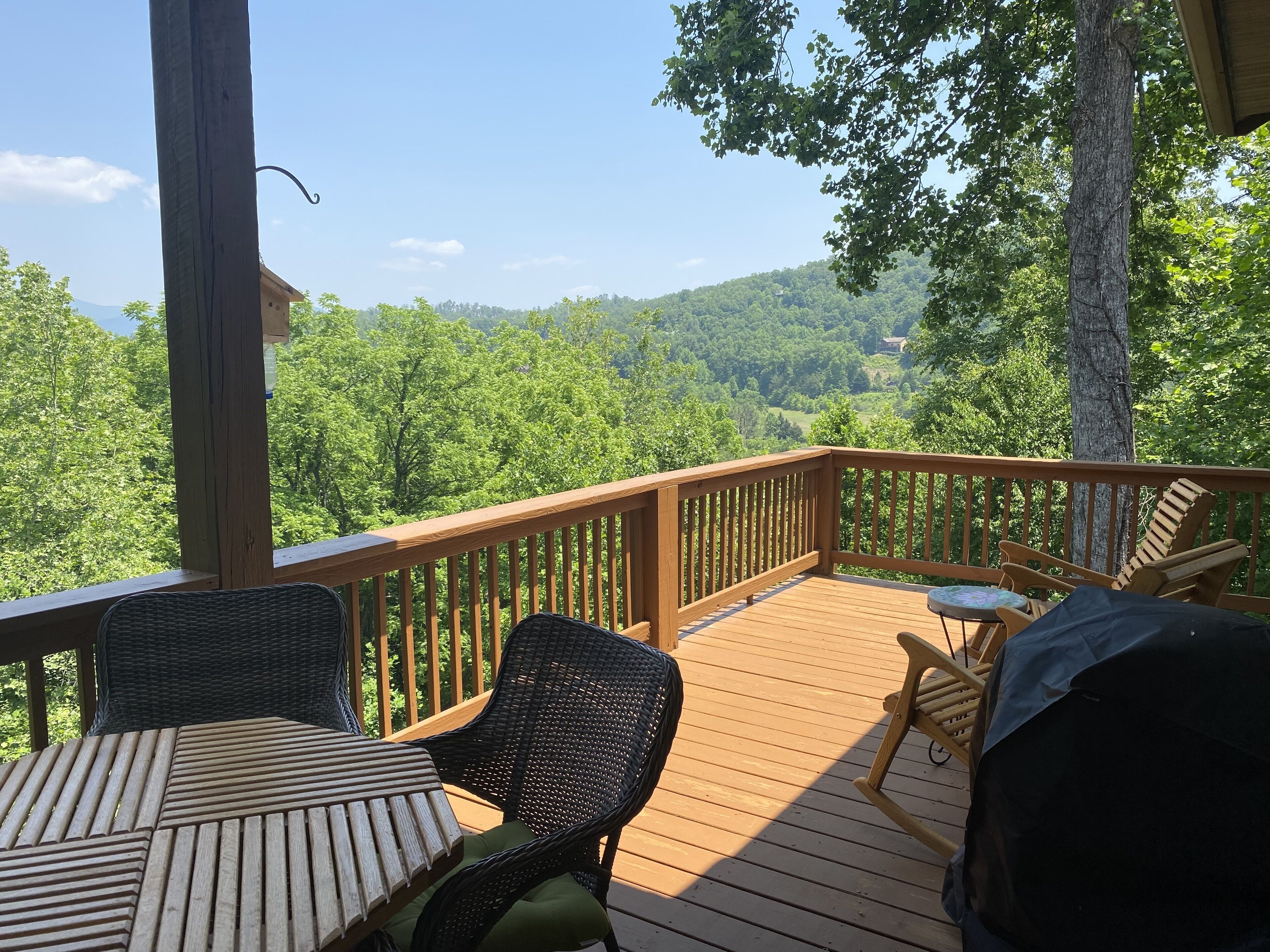 Luxury Condo w/ Mountain View, Full Kitchen, W&D, Garage and No Steps to get in!