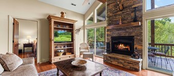 Luxury Condo w/ Mountain View, Full Kitchen, W&D, Garage and No Steps to get in!