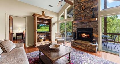 Luxury Condo w/ Mountain View, Full Kitchen, W&D, Garage and No Steps to get in!