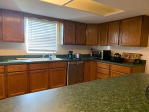 ثلاجة، ميكروويف، موقد طهي مسطح، غسالة أطباق