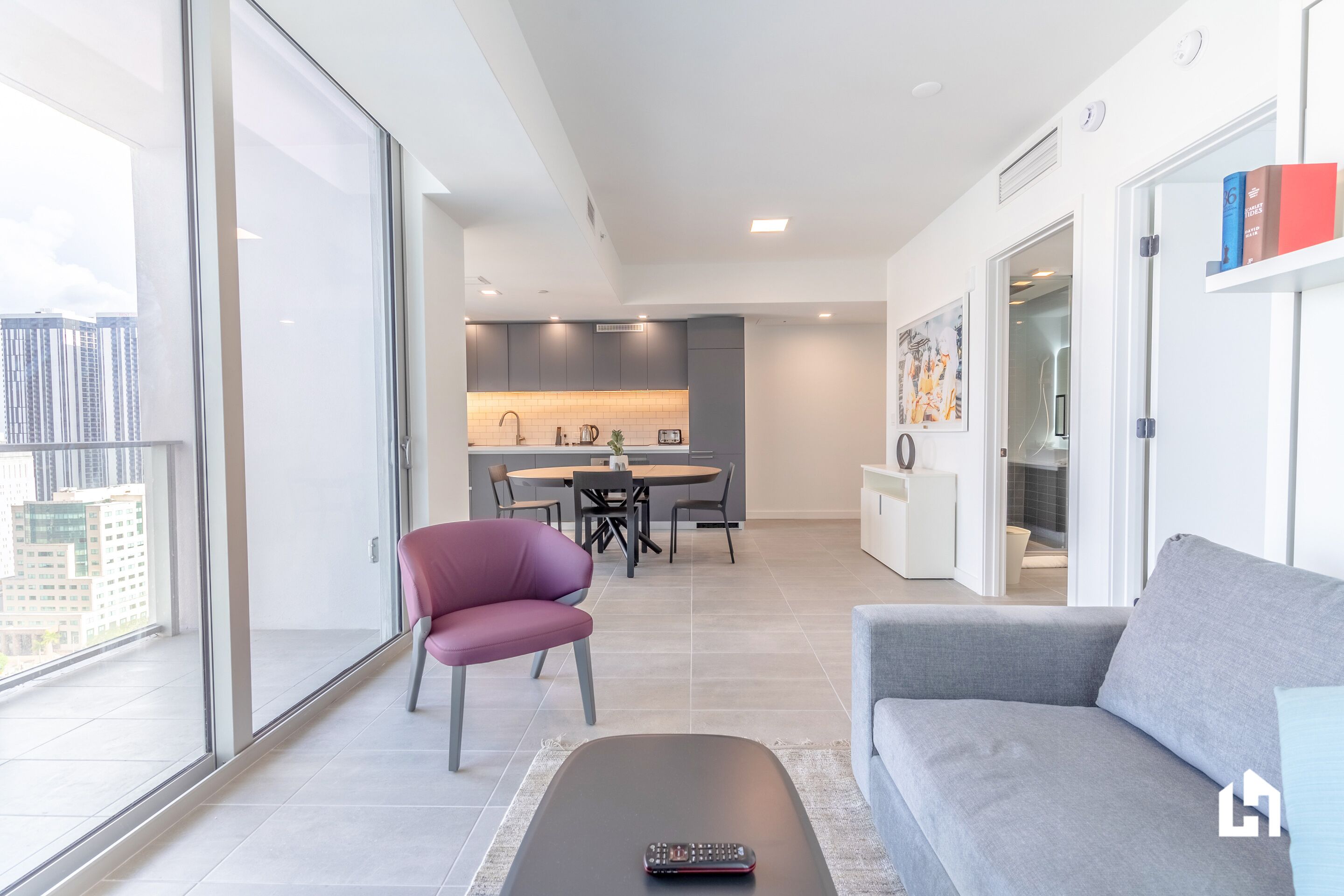 Departamento urbano, 1 habitación, balcón, vista a la ciudad | Área de sala de estar | Piso con calefacción 