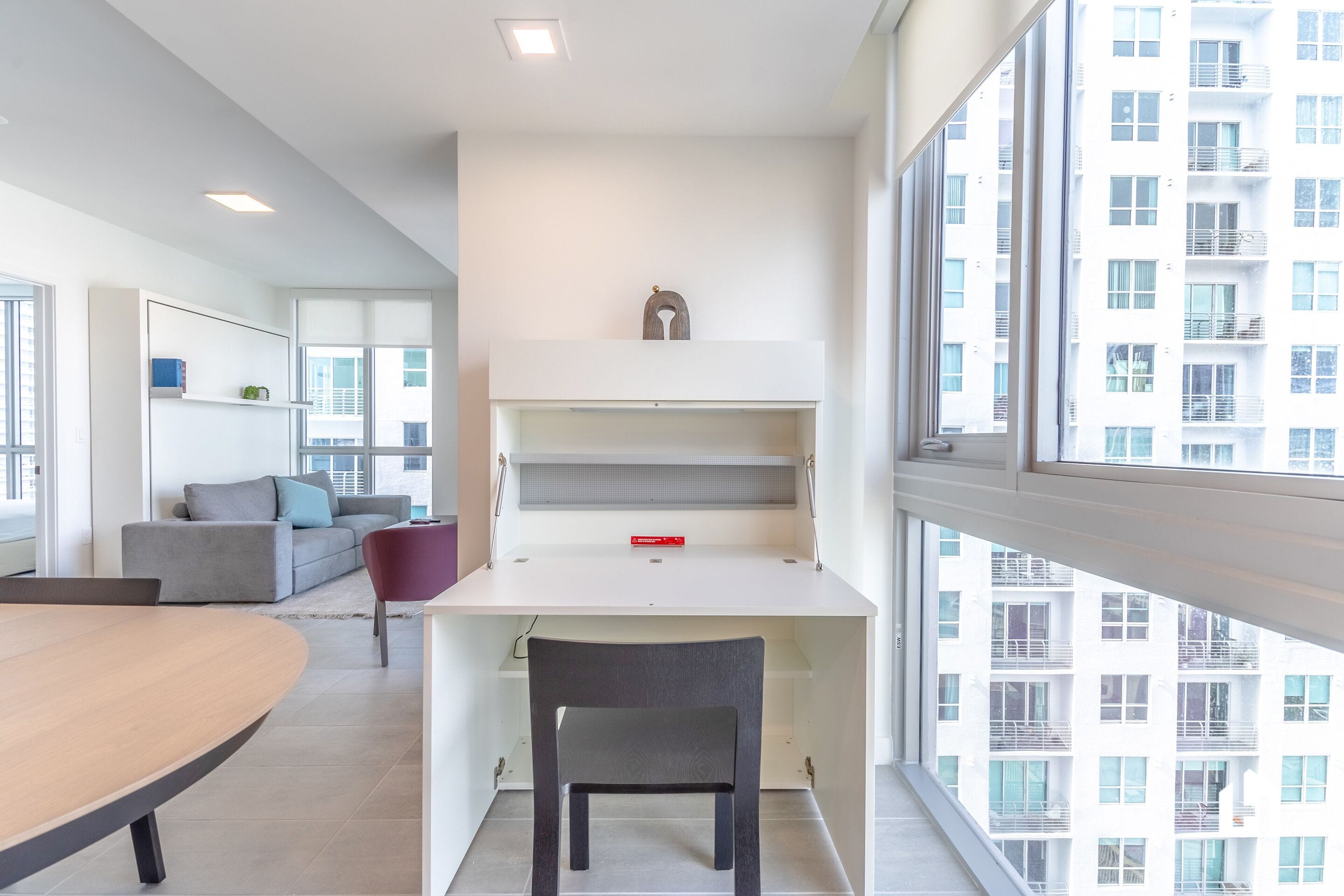 Een moderne kantoorruimte met een bureau, stoel en een bank.
