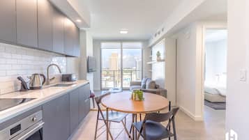 Comfort appartement, 1 slaapkamer, balkon, uitzicht op de stad | Privékeuken | Een oven, een broodrooster, kookgerei, borden en bestek, keukenpapier