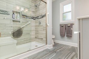 Shower, hair dryer, towels, soap - Relaxing Pool & Hot Tub House near RIT Inn (West Henrietta)