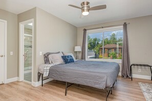 3 多间卧室、客房内保险箱、办公桌、 熨斗/熨衣板