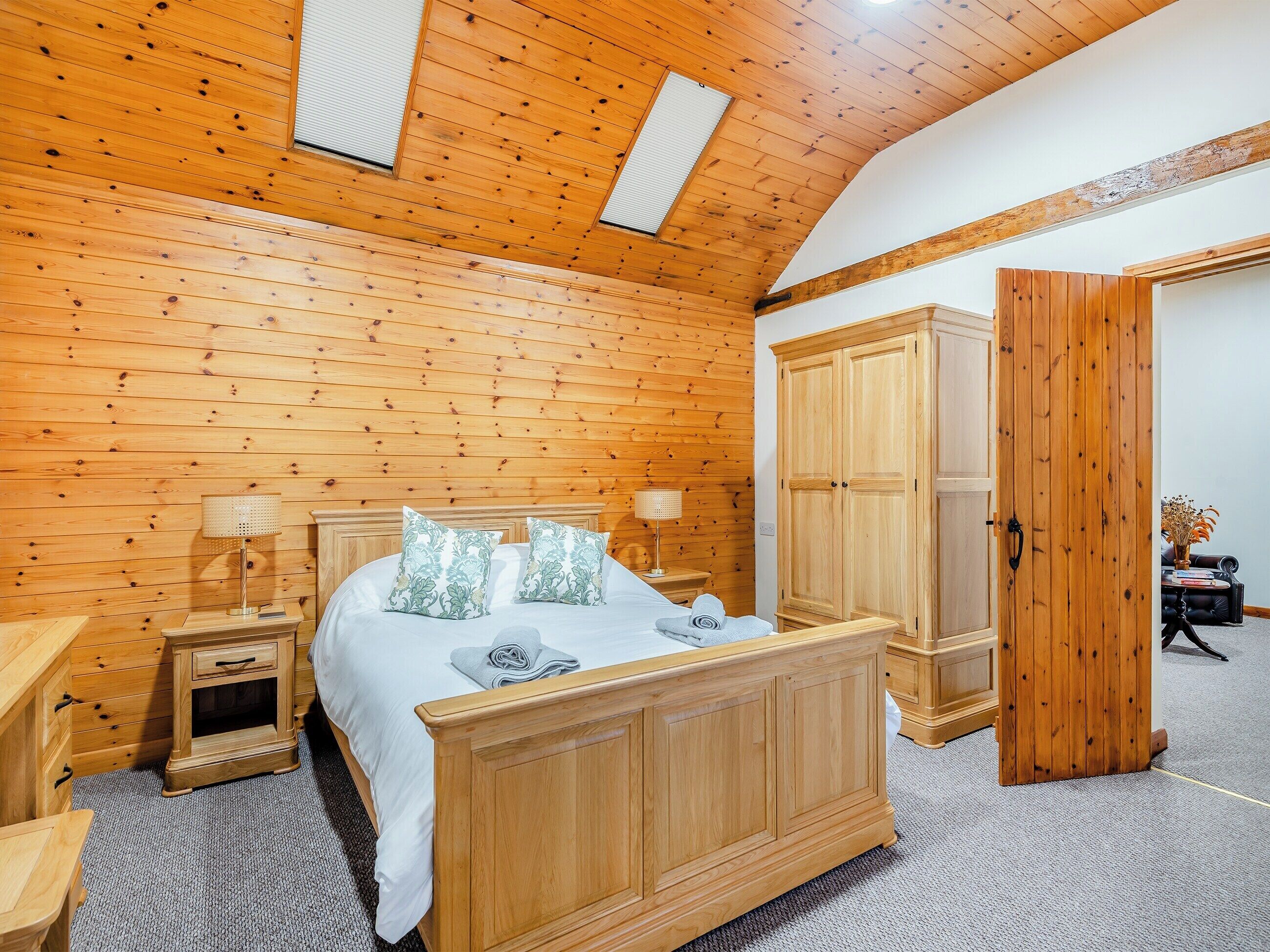 4 多间卧室、免费 WiFi、床单