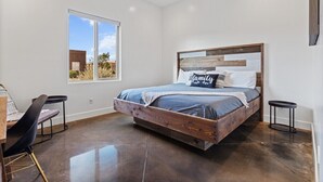 Room - Bridgewood: Private Hot Tub + Golf + Sand Dunes (Hurricane)