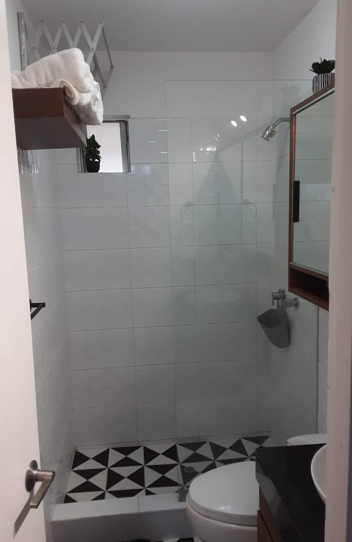 Un baño con ducha, inodoro y lavabo.