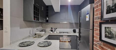 Refrigerador, microondas, horno y parrilla de estufa