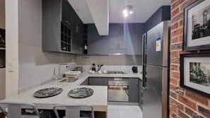 Kühlschrank, Mikrowelle, Ofen, Herdplatte