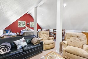 5 bedrooms, travel cot, free WiFi, bed sheets