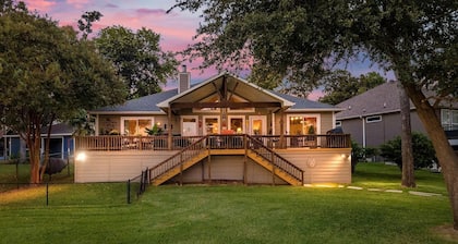 New Lakefront Home-Private Dock on Open Water in Convenient Location, Cul de sac