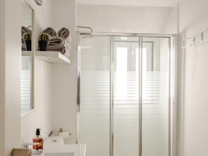 Shower, towels - Alhambra View Loft Apartamentos Bravo (Granada)
