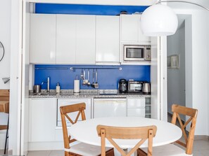 Fridge, microwave, toaster, cookware/dishes/utensils - Alhambra View Patio Apartamentos Bravo (Granada)