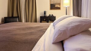 5 Schlafzimmer, Schreibtisch, Bügeleisen/Bügelbrett, Reisekinderbett