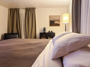 5 bedrooms, desk, iron/ironing board, travel cot - 4 Bunks 3 Kings 1 Queen: Premium Spacious Home -Pinball-15m DT (Indianapolis)