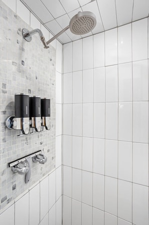 Baignoire, sèche-cheveux, serviettes fournies