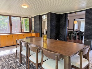 Dining - 4 Bunks 3 Kings 1 Queen: Premium Spacious Home -Pinball-15m DT (Indianapolis)