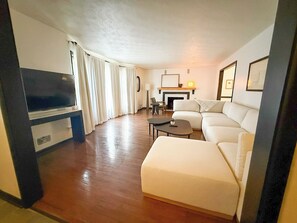 Smart-TV, Kamin, Bücher, Arbeitsbereiche