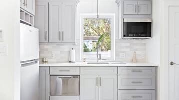 Fridge, microwave, stovetop, dishwasher