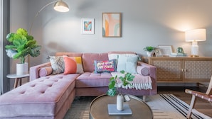 Smart TV, stereo - Adorable 2bd 2ba condo/KING BED, central SD (San Diego)