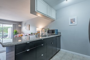 Private kitchen - Adorable 2bd 2ba condo/KING BED, central SD (San Diego)