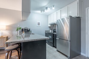 Private kitchen - Adorable 2bd 2ba condo/KING BED, central SD (San Diego)
