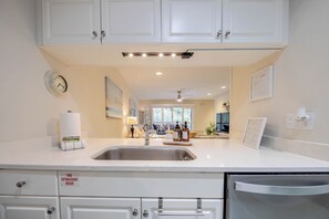 Fridge, microwave, oven, stovetop - Nirvana30A at Seagrove Beach, 30A 2 min walk to the beach - family friendly home (Santa Rosa Beach)