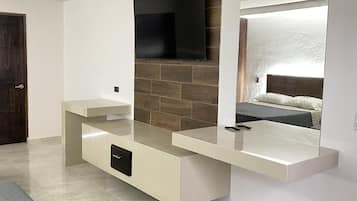 Habitación familiar | Área de sala de estar | Smart TV de 43 pulgadas con canales digitales y televisión