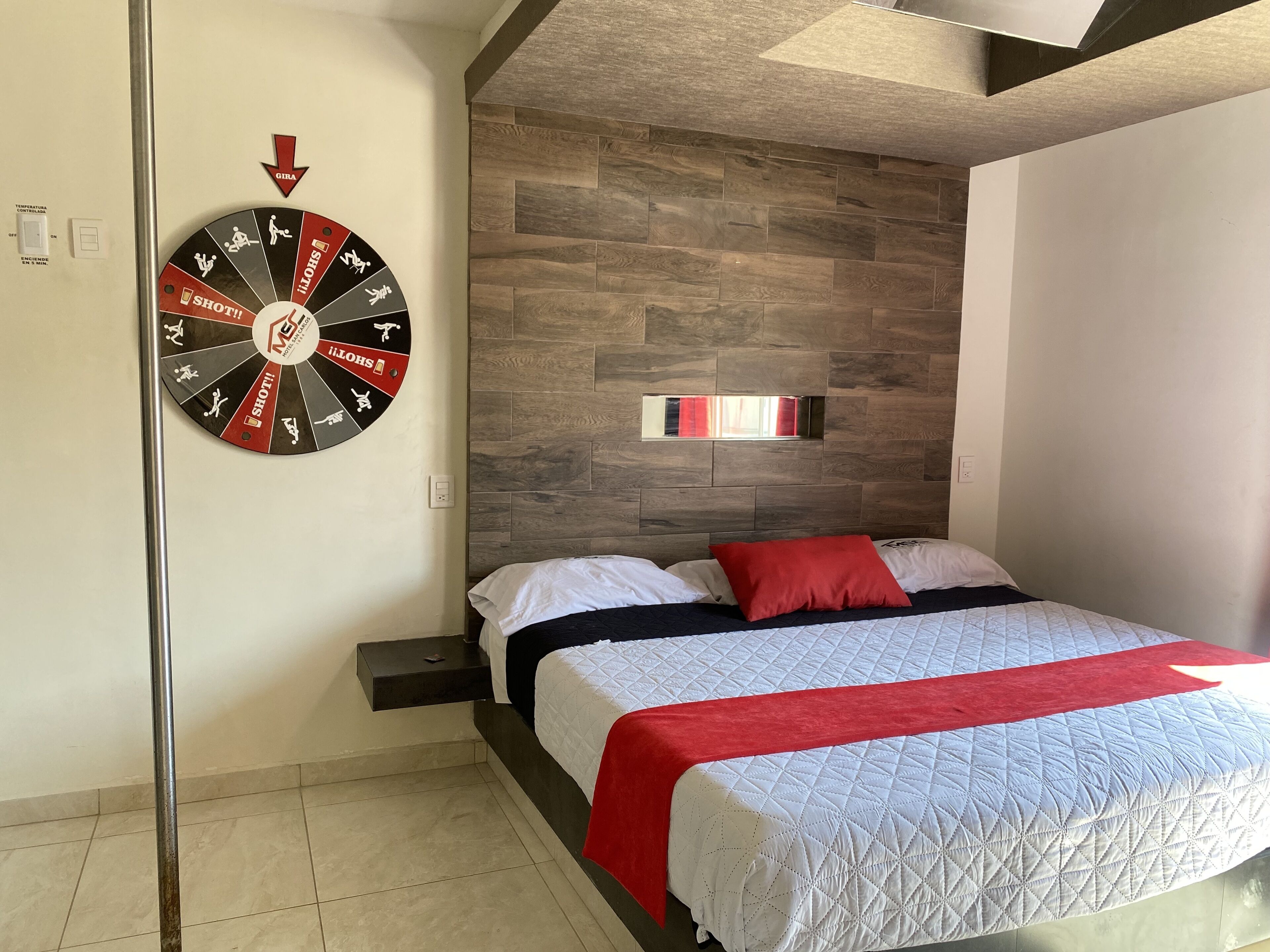 Habitación Deluxe | Área de sala de estar | Smart TV de 43 pulgadas con canales digitales y televisión 
