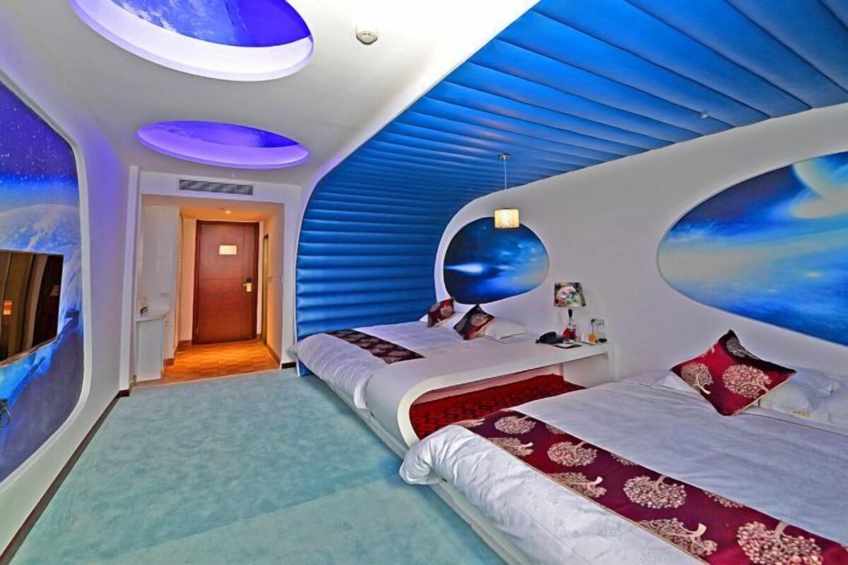 Themed Queen Room
