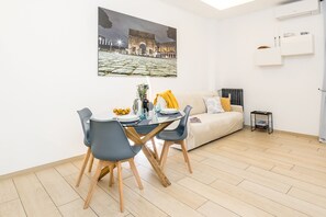 Dining - new apartment with balcony overlooking the Colosseum 400 mt from the apartment (Roma)