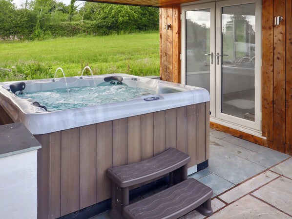 Terrace/patio - Y Parlwr is a perfect, pet-friendly pad. (Kidwelly)