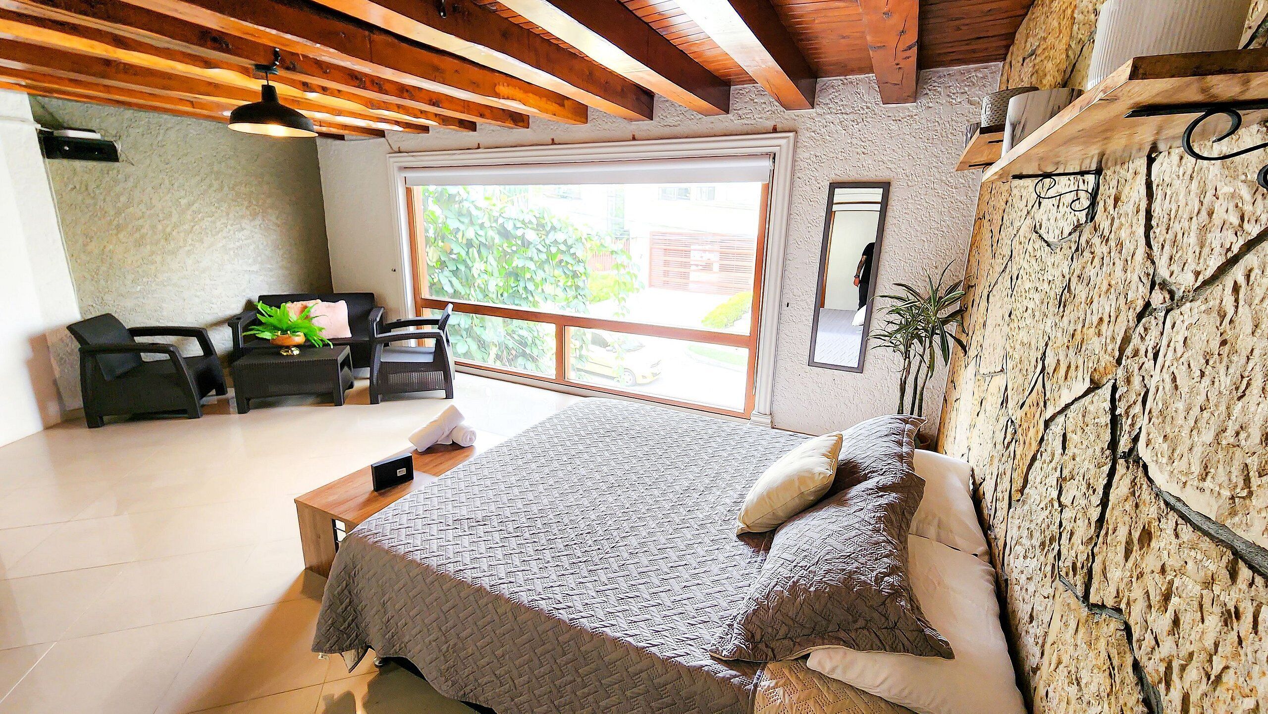 Decoración personalizada, muebles diferentes y wifi gratis 