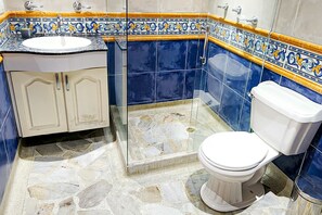 Villa | Bathroom | Shower, towels - Luxury Villa In Provenza (Medellín)