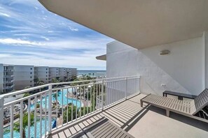 Property grounds - Stylish Top-Floor Waterscape Condo, Free Beach Service! (Fort Walton Beach)