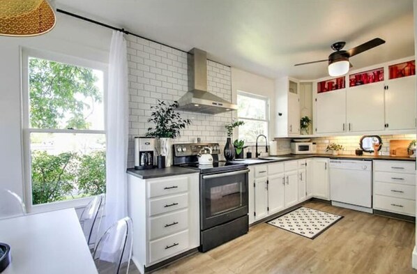 Fridge, microwave, oven, stovetop - The Winehouse: A Modern, Instagram-worthy Retreat (Fredericksburg)