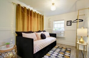 Smart TV, fireplace - The Winehouse: A Modern, Instagram-worthy Retreat (Fredericksburg)