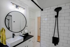 Een douche, een haardroger, handdoeken, zeep