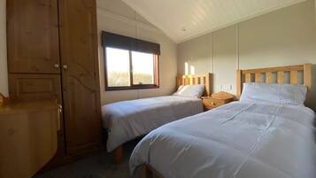 4 bedrooms, WiFi, bed sheets