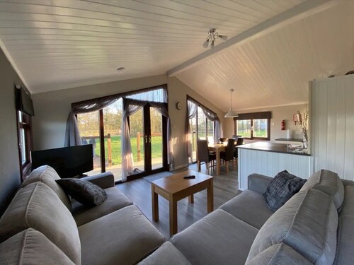 Lakeside Lodge Set in the Countryside