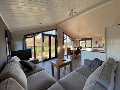 Lakeside Lodge Set in the Countryside