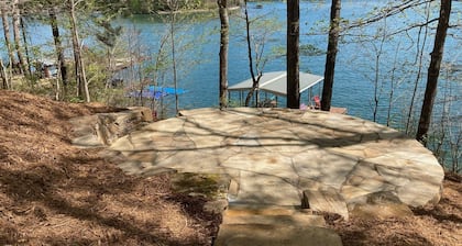 Lake Keowee Cabin: Peaceful and Bright