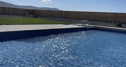 Modern desert retreat with heated/cooled pool - 2.5 hrs away from Seattle